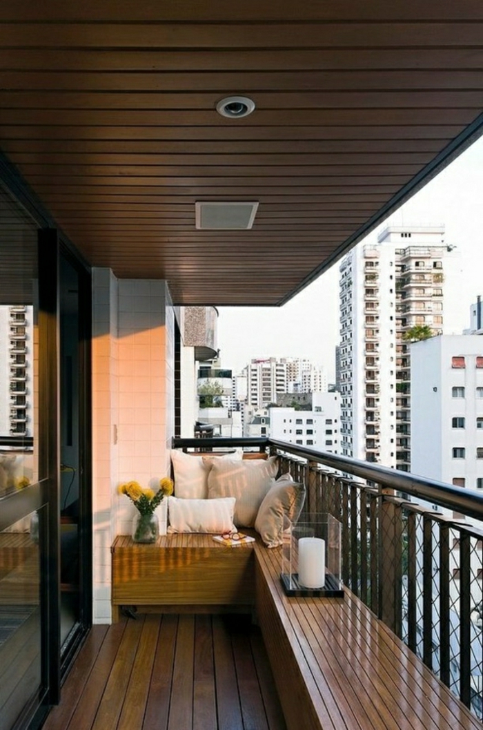 mali balkon s jastucem sjedala čine drvenu klupu