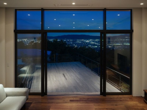Balcón fuera de la madera lujosa pared de vidrio y hermosa vista