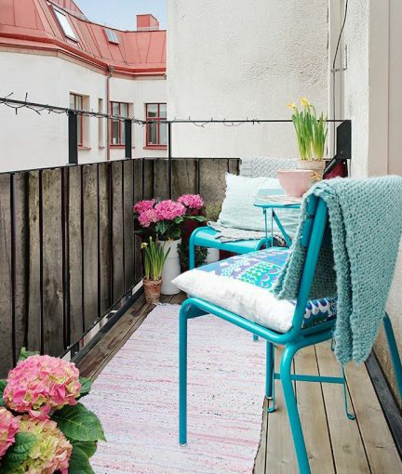 balkon-biljka-plavo-stolica Rosy Cvijeće