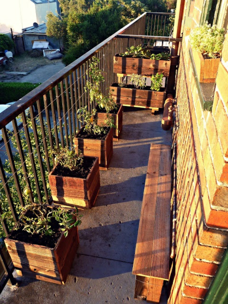 balkon-biljka-mnogi lonci-of-drva