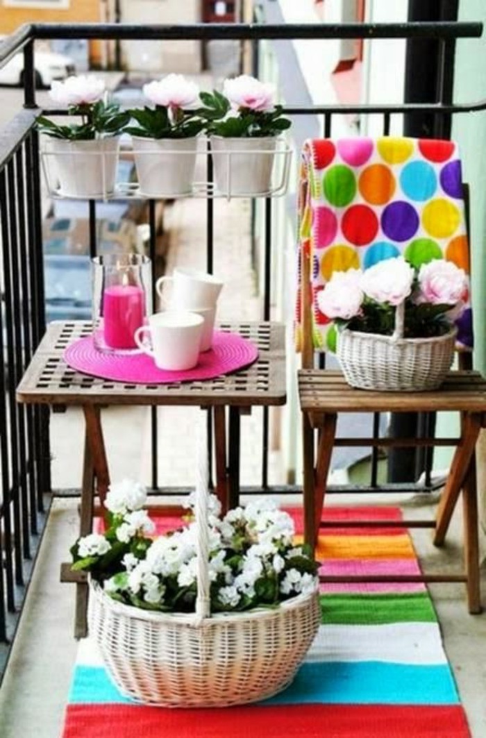 balkon-deco boje tepiha-strip-pletene košare-cvijeće-drvo stolni drveni stolci Šarena spavanje deka-ružičasta svijeća