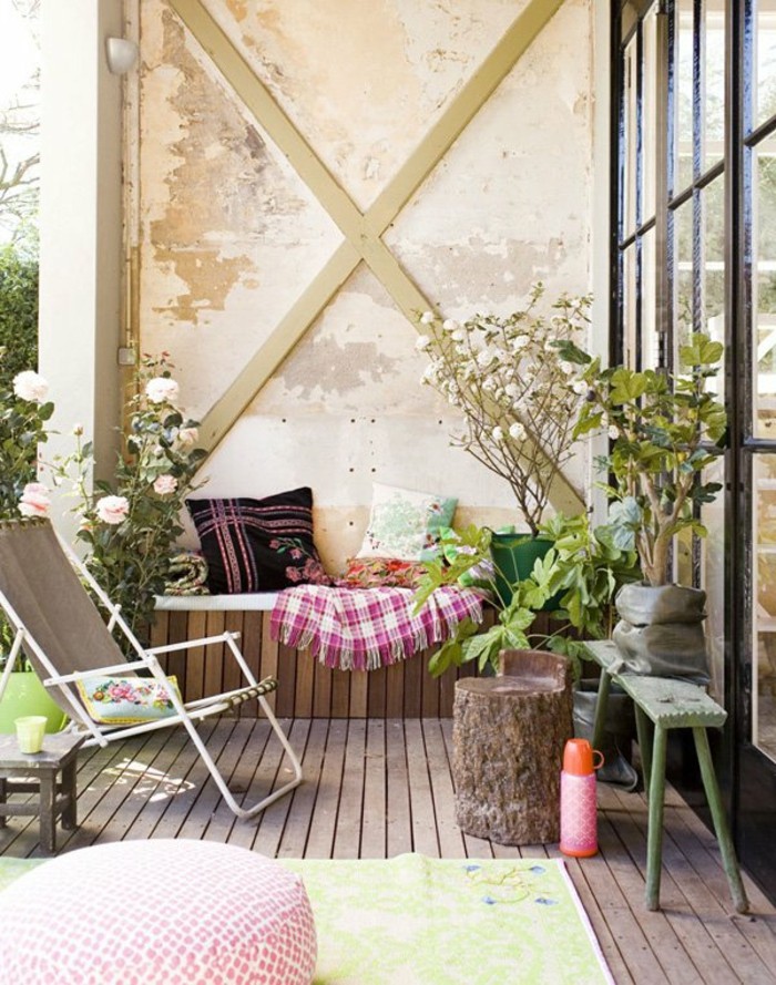balkon-deco-industrijsko-zid-drvo poda vrt stolica plaža stolica-uzorak strop-crno-uzorak tepiha kisse