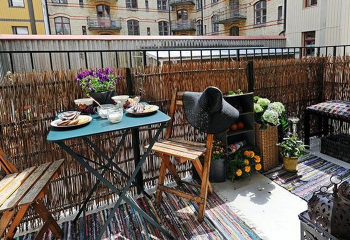 balkon-deco-uzorak tepiha-drvena ograda-plavo-stol-drvo stolica klupa-tischdeko-crno-polica