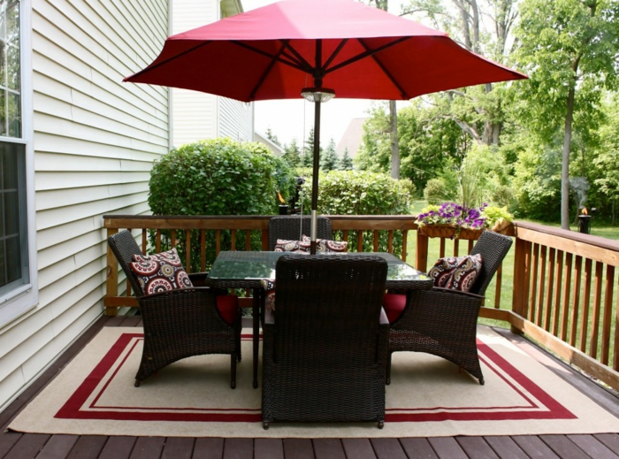 balcon décoration-un-rouge-nice parapluie