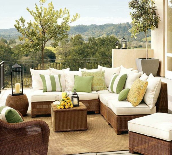 balkon-dekoracija-elegantna kauč s bacanjem