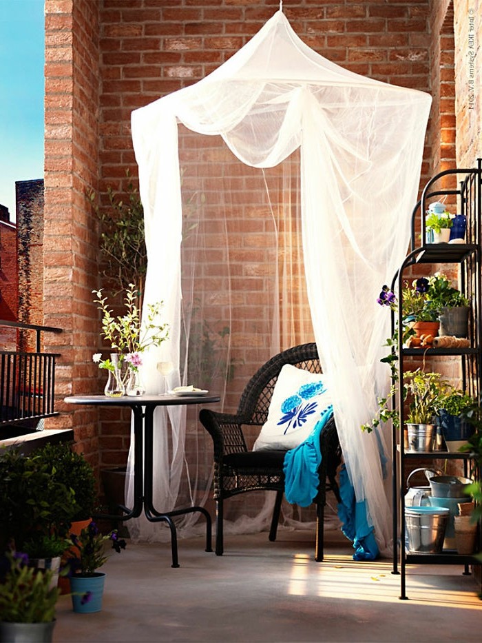 балкон-идеи-тухлена стена-плетена-черно-кръгла маса-kisse-цветя-синьо-таван-рафт за растителна