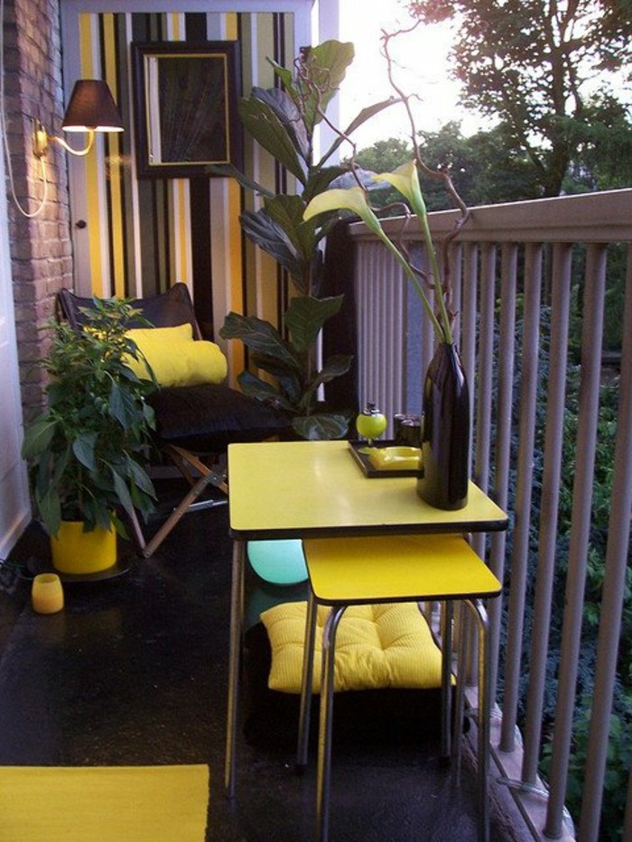 балкон-идеи-жълто-жълта маса стол райета-тапети-черно-етаж-лампа на стената ваза