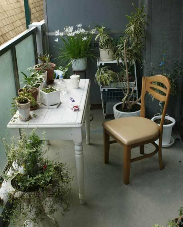 balkon-stranica licem zaštita stol-i-stolica-zid-u-siva