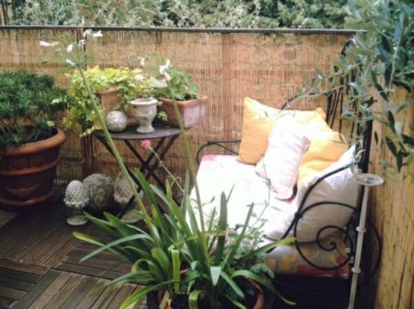 oreillers-sur-le-canapé balcon-sichschutz-bambou-vert plantes décoratives