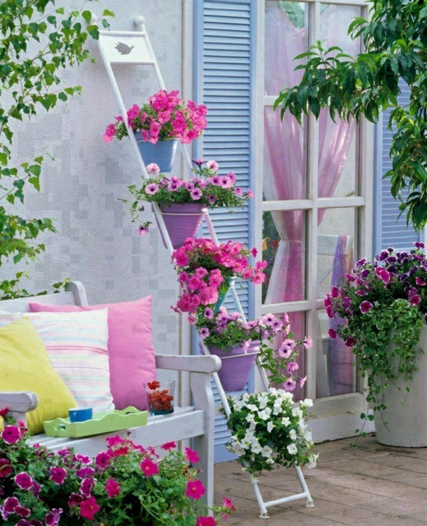 balcon-embellissent-balcon-déco-idées-balcon conception balcon mobilier déco avec des fleurs-