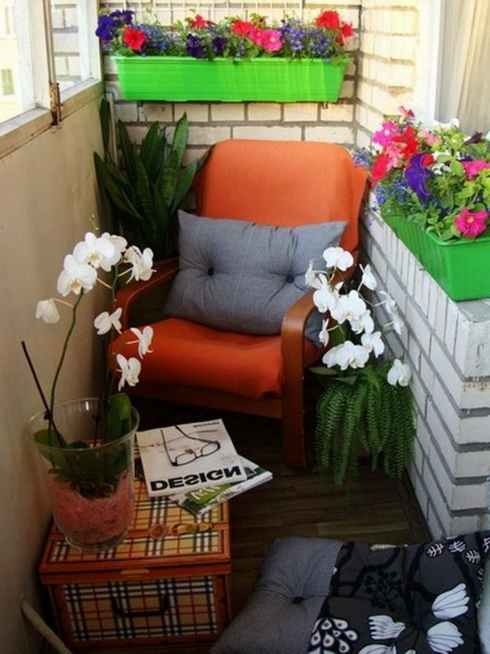 балкон дизайн-тухлена стена-оранжево-стол-дърво-дюшеме-орхидея-растителна възглавница-сив