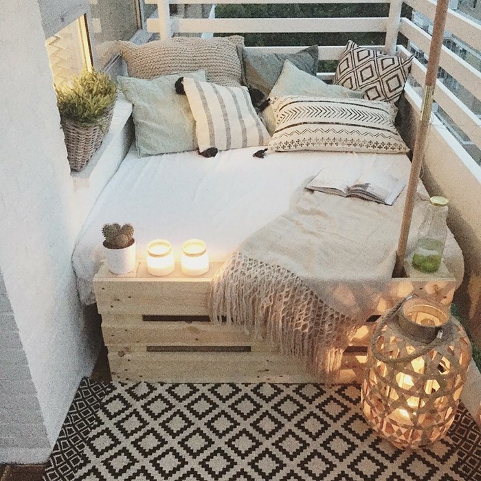 балкон дизайн легла палети-модел възглавници-спален одеяло-бежово-свещи-модел килим-кактус растение