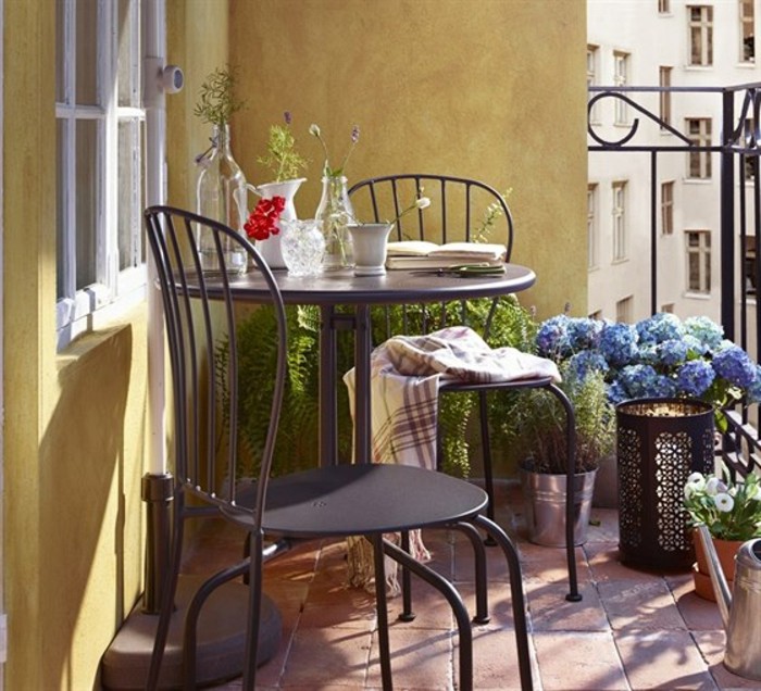 балкон дизайн-кафяво-теракот-метални столове-спален одеяло-tischdeko-растение вази цветя