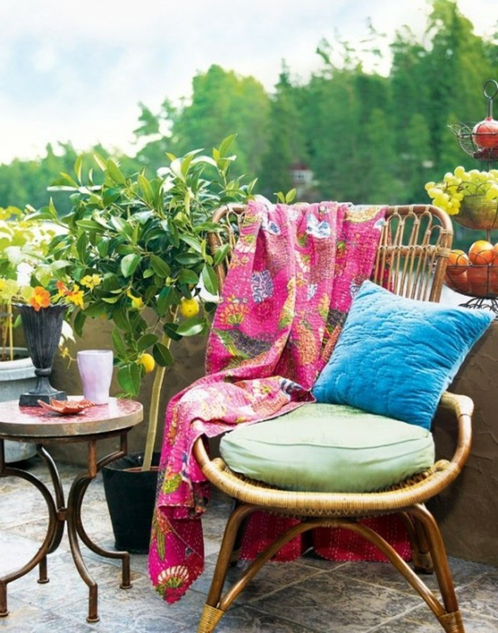 balkon dizajn šiblja-podne pločice-zeleno-kisse-boja-spavaća deka plavo-kisse Okrugli stol-metalne noge