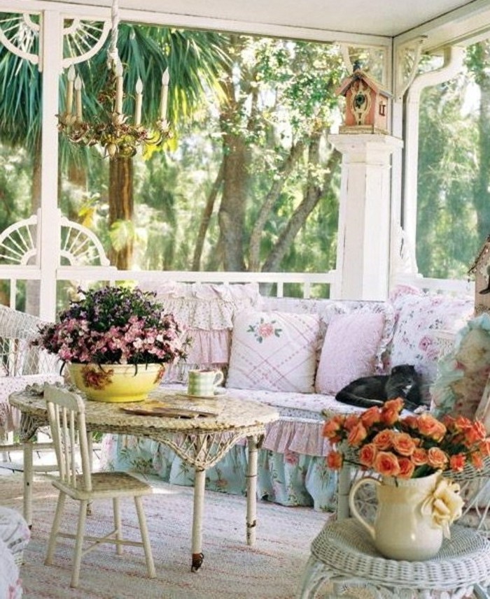 балкон дизайн-средиземноморски стил барок-кръгла маса-flechttisch-малки дървени столове-синьо-диван възглавница