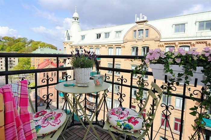 balkon dizajn-mediteransko-okrugli jastuci biljaka cvijet motivi-drveni pod Okrugli stol-lavanda