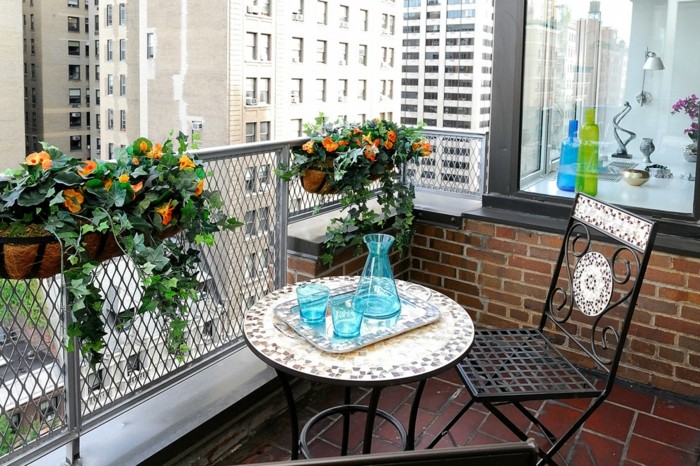 балкон дизайн на кръгла маса-мозайка растителна метални столове-мозайка тухлени стени-фаянс-tischdeko-