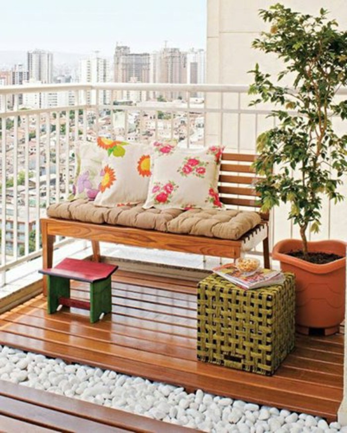 balkon dizajn steindeko-drveni pod-flechthocker klupa-drvo-zeleno-drvo stolica-zeleno-biljka-jastuk-cvijet uzorak