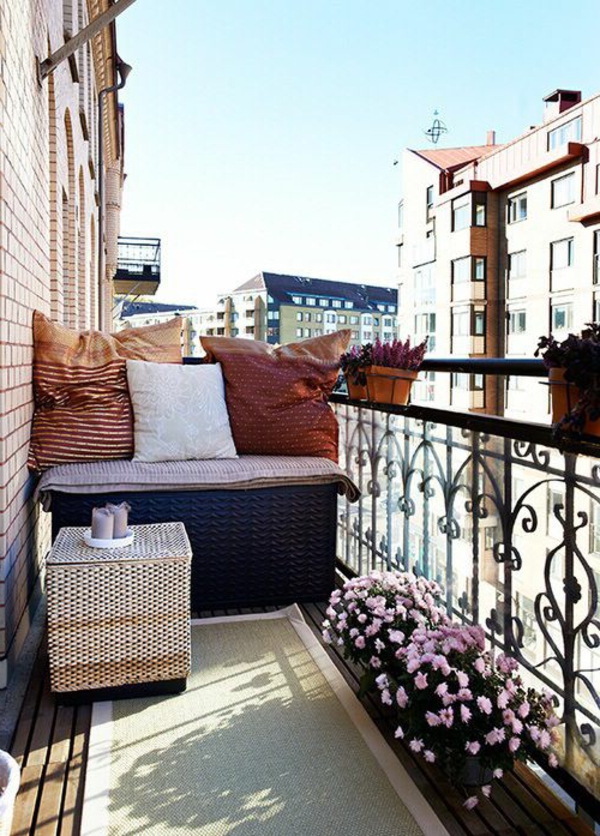 Balcon-balcon-embellissent balcon-déco-idées-balcon-design - banc en bois