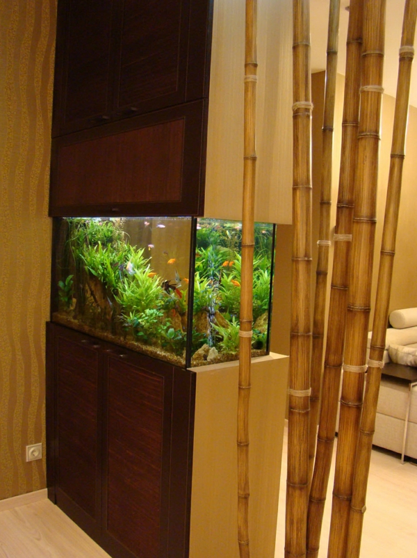 Бамбукова декорация - до нея е аквариум