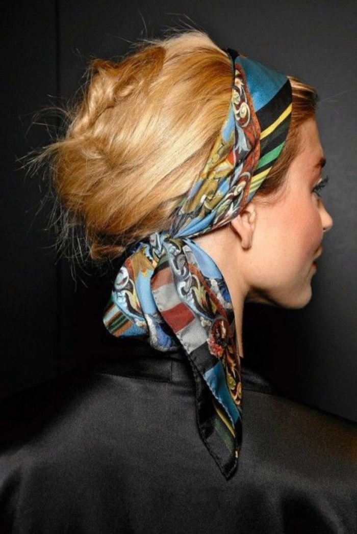 bandana frizure - dama s plavim kose i updo s ručnikom za kosu
