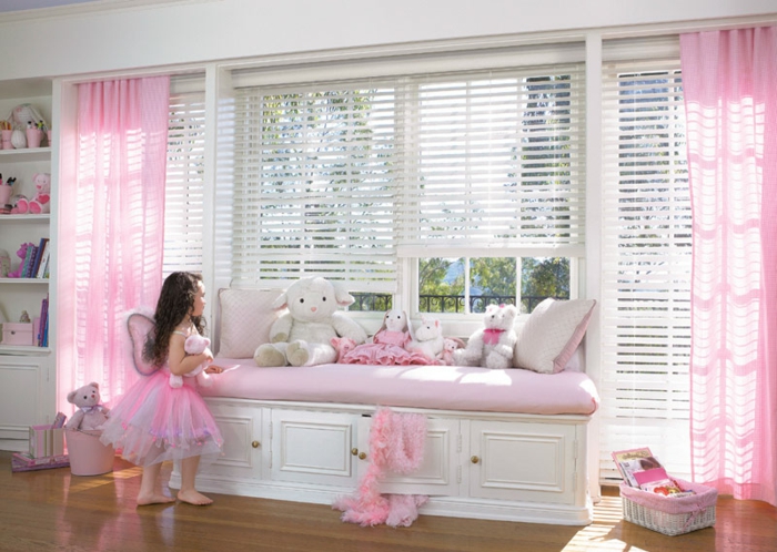 芭比娃娃的房子百叶窗和女孩