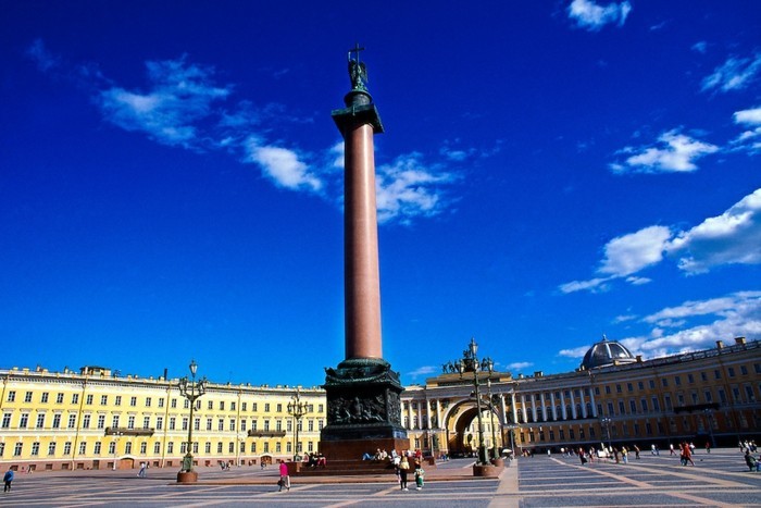 Palacio de invierno y la columna de Alejandro en San Petersburgo Rusia