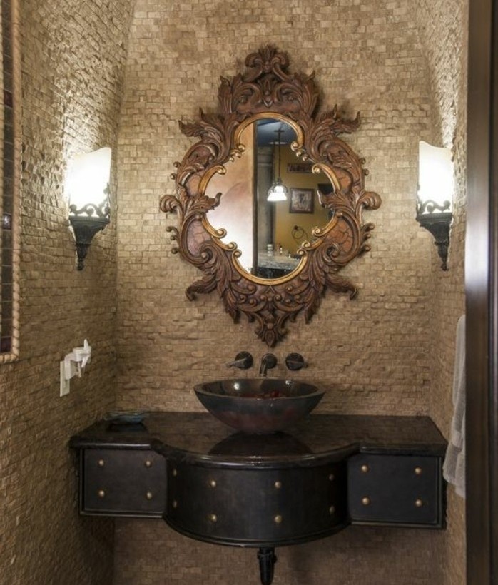 Barokni ogledalo-u-elegantne-kupatilo