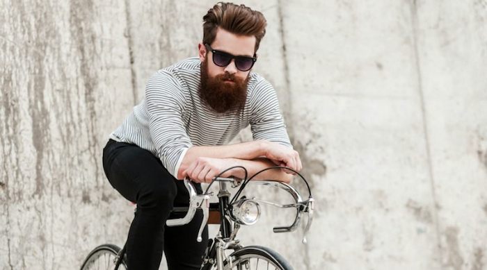 muškarac s bradom za boju kuća hipster stilu s biciklom i dugim bradom smeđe brade naočale