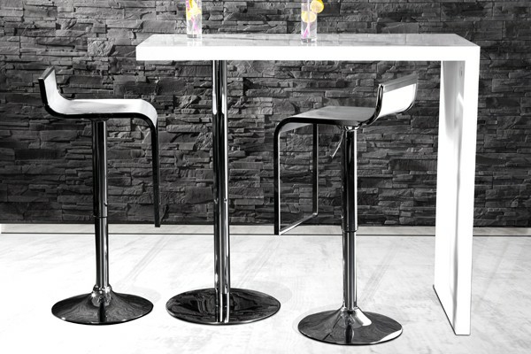 bartisch-with-stools-white-wall مصنوع من الطوب الرمادي