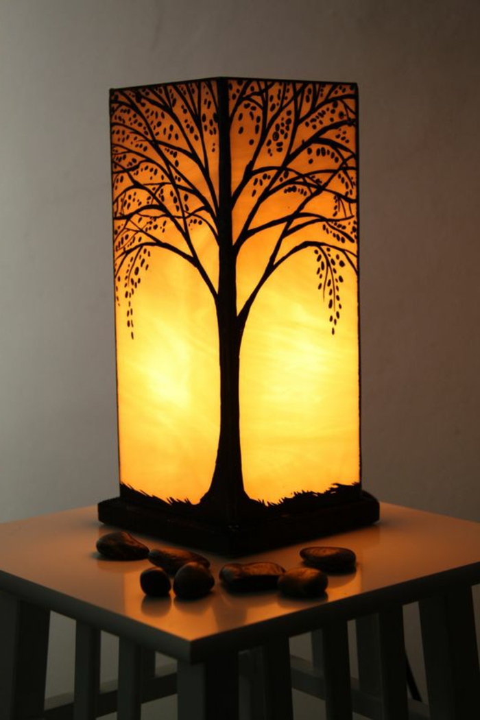 linternas cuadradas hechas de papel, mesa pequeña, árbol, lámpara