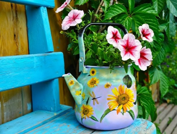 صياغة وعاء من صنع إبريق الشاي بنفسك والزهور والسلالم الزرقاء
