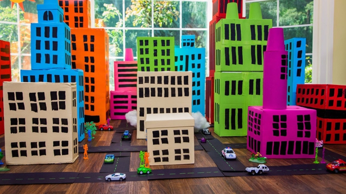 Град на кутии за обувки, направени с улици и играят коли, идеални за деца