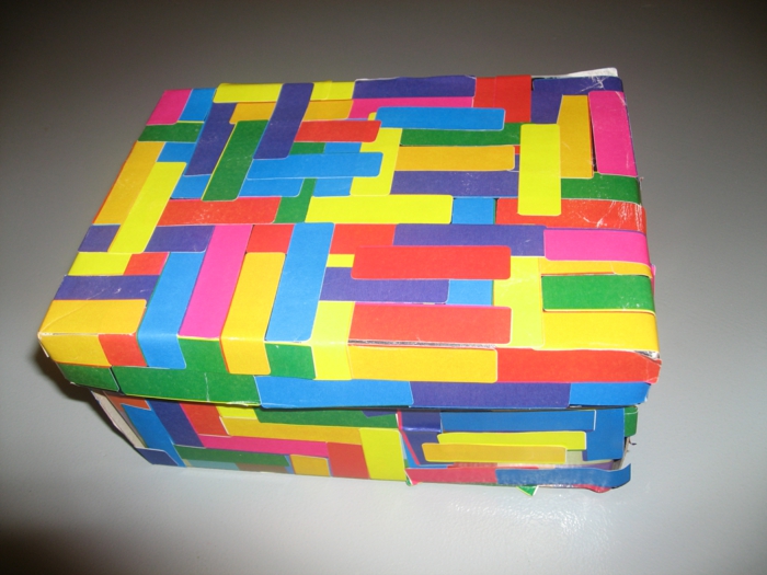 Направете колоритен DIY проект от кутия за обувки - направете композиция от много стикери в различни цветове