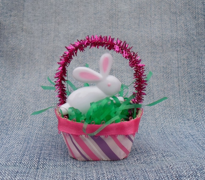 bijeli uskrsni zec u košari s zelenom travom - uskrsni zec s jaješkom kutijom