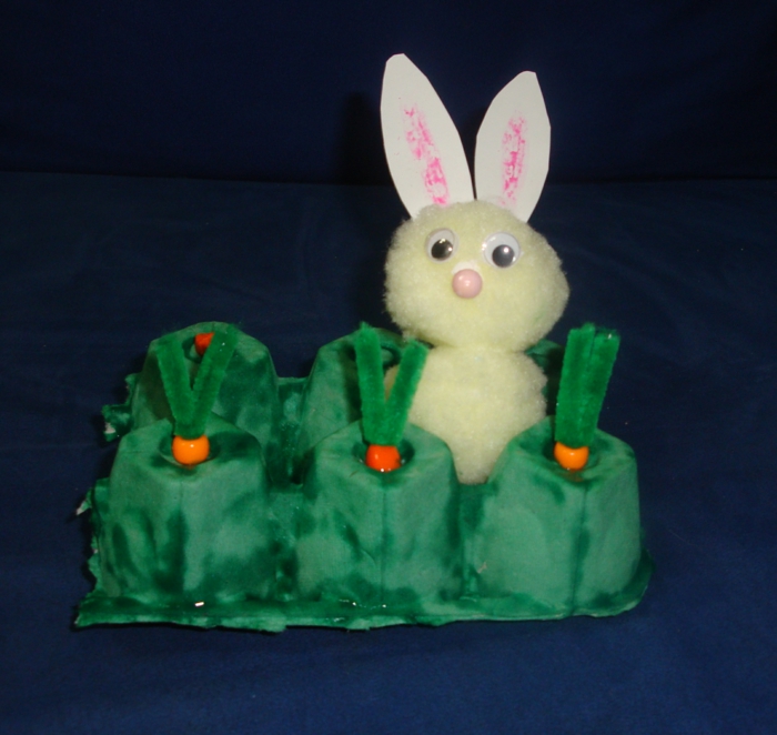 Една кутия за яйца представлява градина, в която зайчетата избират моркови