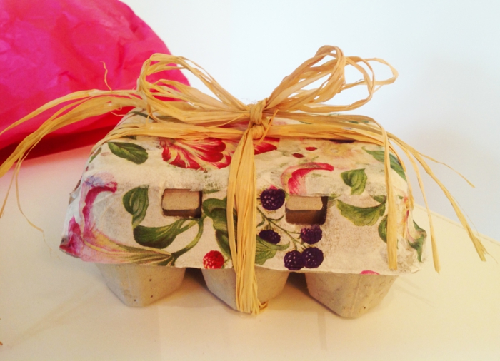 用花卉图案绘制复活节彩蛋作为礼物的蛋箱盖