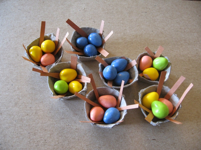 Малка кошница с картонена кутия Великденски шоколадови яйца в много цветове