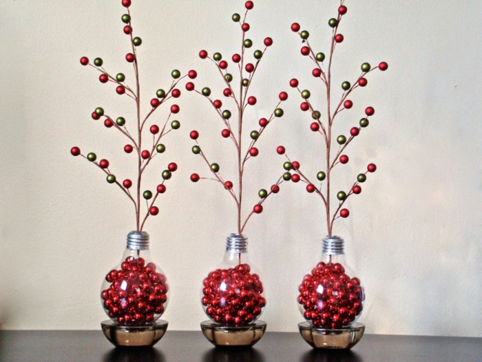 diy decoración de Navidad con pequeñas bolas rojas de Navidad y peras grandes