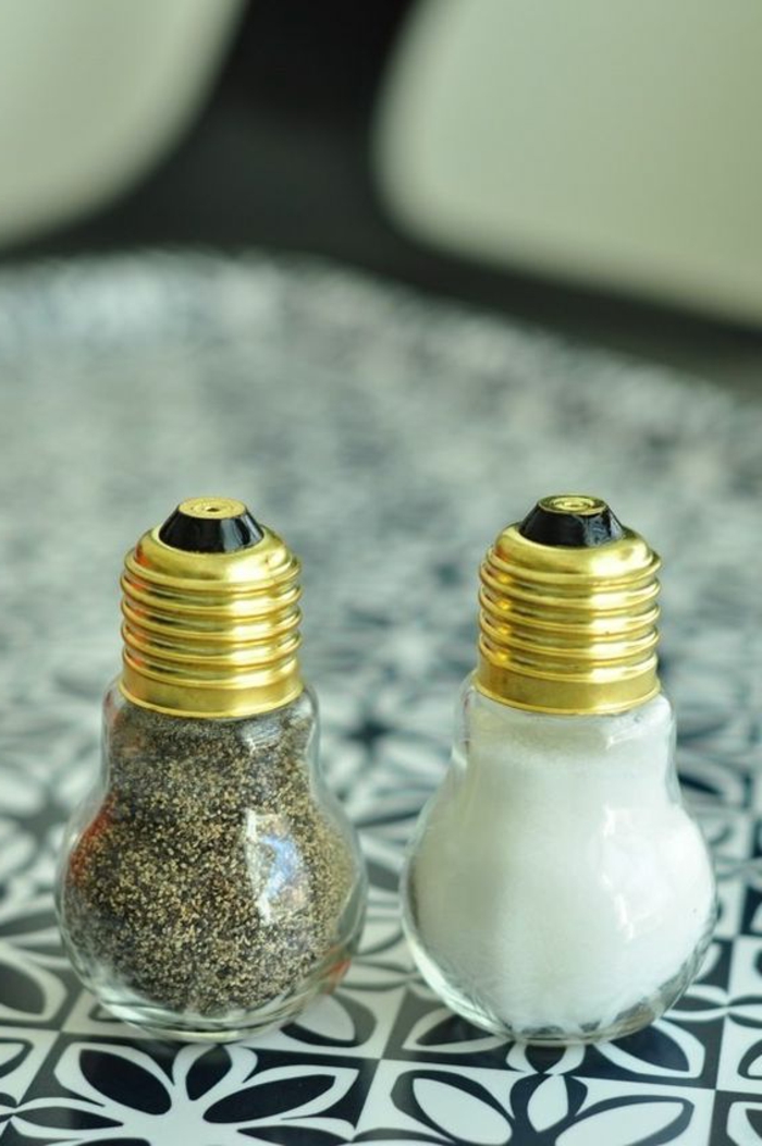 recipientes de bricolaje para sal y pimienta de bombillas viejas
