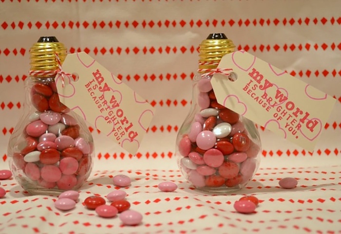 DIY подарък за Валентин ден от стари очила, пълни с бонбони