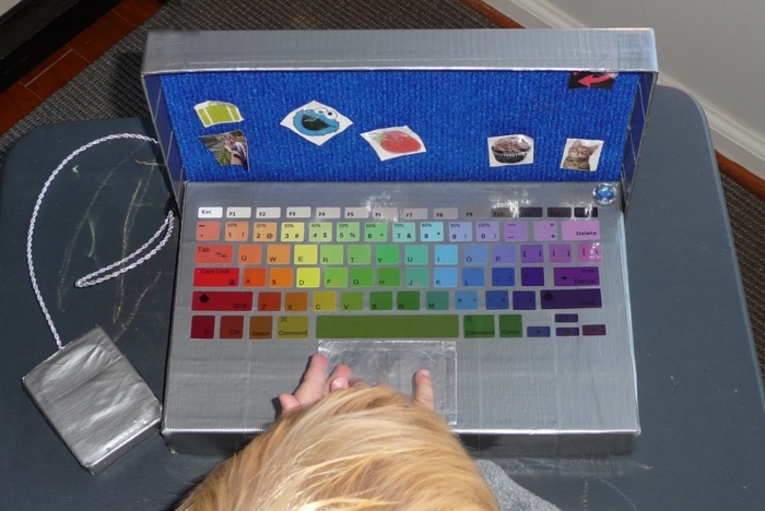 компютър с цветни бутони - идеи за занаяти с обувки в сребрист цвят