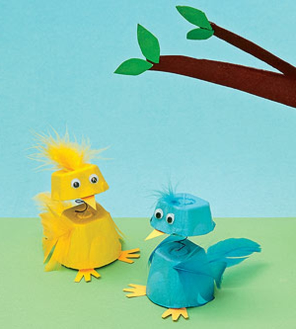 Tinker-con-cartón-pollo-en-azul y amarillo