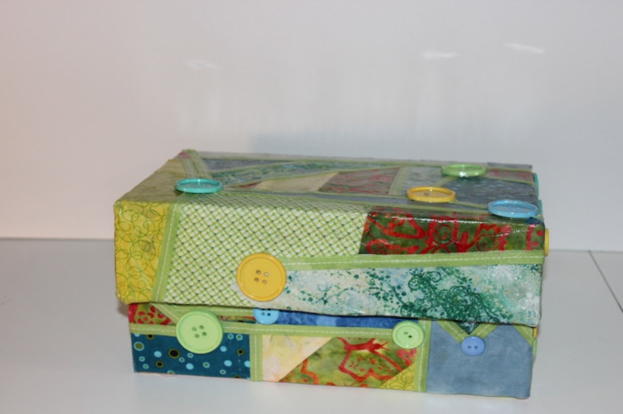 Занаяти с картон - колаж от опаковъчна хартия и бутони върху кутията