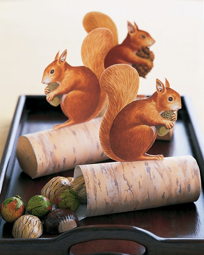 prtljati-s-djecom-vjeverica-prtljati na drvena građa za splav