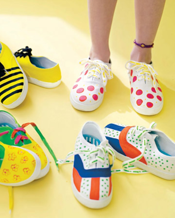 العبث مع-الأطفال-في الصيف الزينة للأحذية