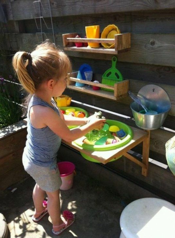 калайджия-с-деца-In-лято-малко момиче-игра-в-а-кухня-за-деца