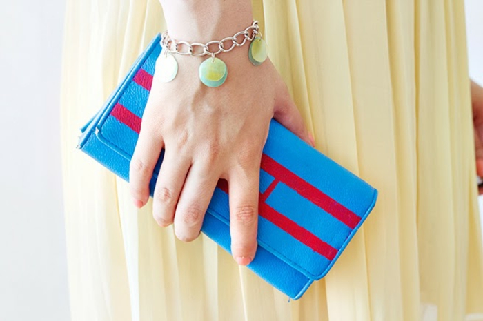 bricolage bijoux, bracelet, sac à main bleu avec des éléments rouges, robe jaune