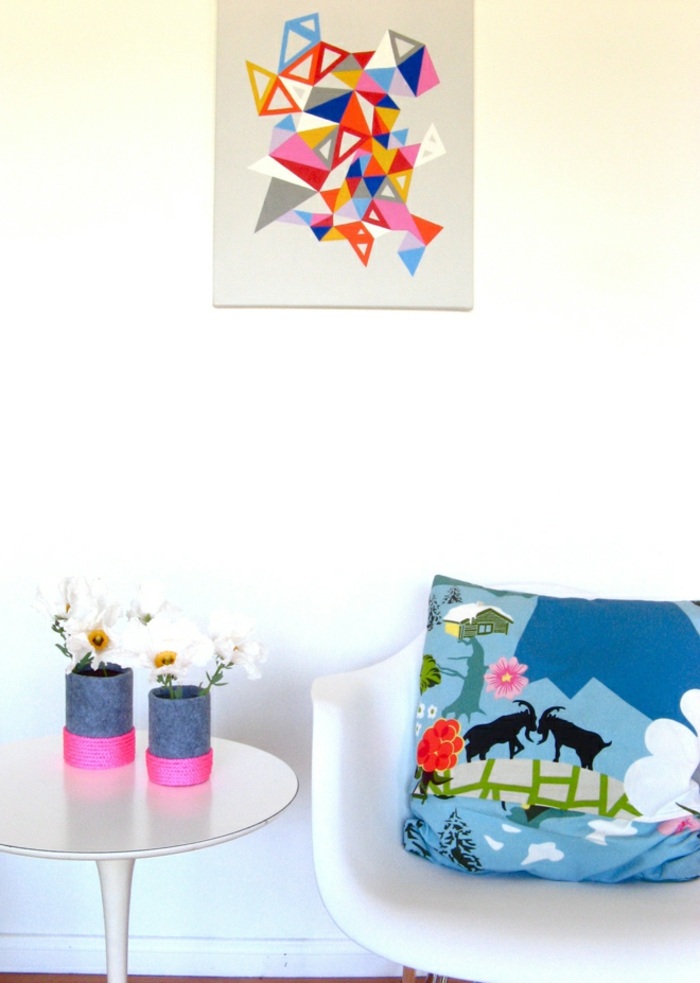 Botella plástica plástica, tela gris y cuerda rosada, decoración de la pared, decoración de DIY