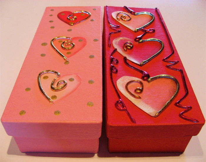 две кутии обувки, украсени със сърцевидни мотиви - занаяти с картон